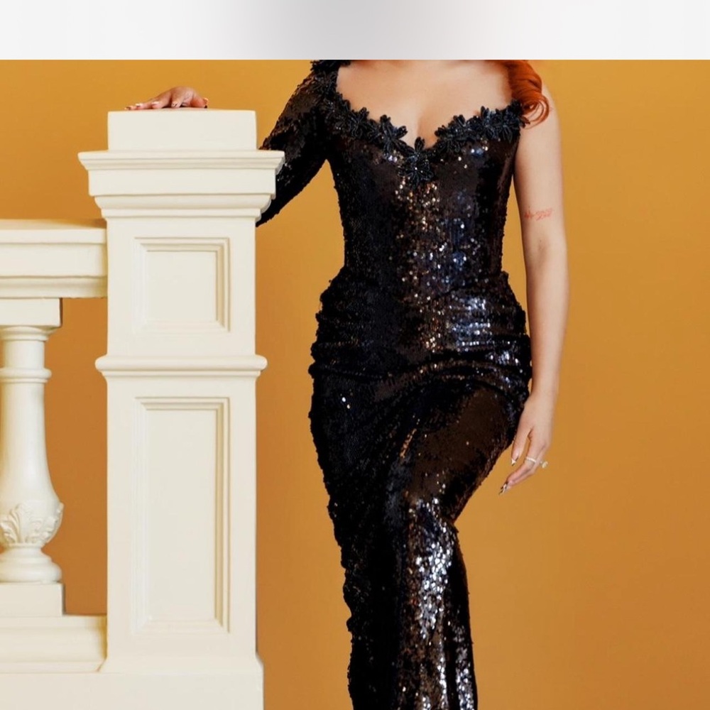 Elegant Black Sequin One-Shoulder Dress - Picture 2 of 2